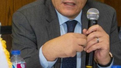صورة قناوي : موظف ملاكي يدير غرفة القاهرة من خلف الستار في تجاوز غير مسبوق للقانون