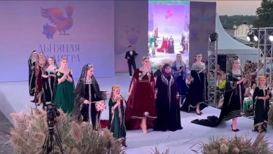 صورة من عُمان إلى روسيا.. أزياء عُمانية تخطف الأنظار على الساحة العالمية