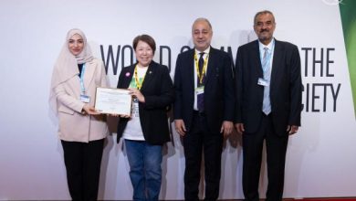 صورة تكريم  عُمانى  بـ”القمة العالمية لمجتمع تقنية المعلومات” في جنيف