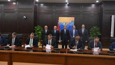 صورة توقيع عقدي تسوية ودية لمنازعات تتعلق بعدد من الشركات الاستثمارية