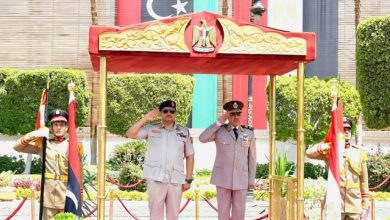 صورة الفريق أحمد خليفة يهنئ الفريق أول ركن  صدام خليفة حفتر  لتعيينه نائباً للقائد العام للجيش الوطني الليبى