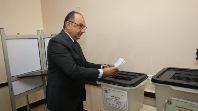 صورة شيمي يدلي بصوته في انتخابات مجلس الشيوخ 2025 بالتجمع الخامس
