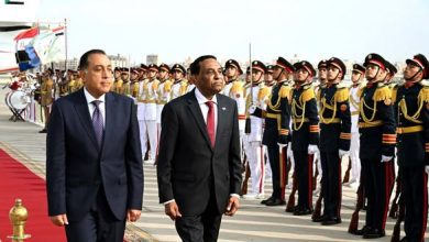 صورة رئيس الوزراء يستقبل نظيره السوداني بمطار القاهرة الدولي