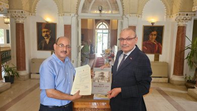 صورة السفير التركي بالقاهرة  يهدي مجموعة كتب إلى مكتبة القاهرة الكبرى.