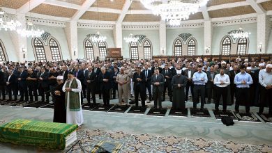 صورة رئيس الوزراء يؤدي صلاة الجنازة على الدكتور علي المصيلحي بمسجد الشرطة بالسادس من أكتوبر