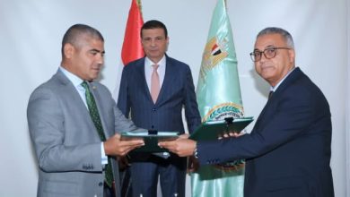 صورة وزير الزراعة يشهد توقيع بروتوكول لتصنيع آلات تطويش الذرة محليا