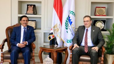صورة رئيس التنظيم والإدارة ومدير المنظمة العربية للتنمية الإدارية يبحثان تطوير مهام المنظمة