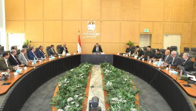 صورة وزير الإسكان يعقد اجتماعًا مع مسئولى الهيئة الهندسية للقوات المسلحة لبحث التعاون بشأن عدد من الملفات