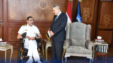 صورة رئيس هيئة قناة السويس يكرم الربان ولاء حافظ لتسجيله رقم قياسي بموسوعة جينيس
