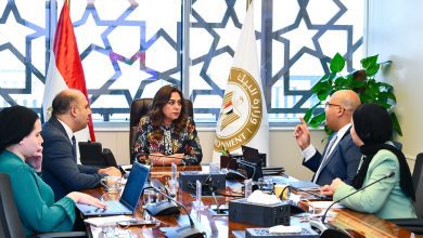 صورة القائم بأعمال وزيرة البيئة تستعرض جهود البرنامج الوطني لإدارة المخلفات الصلبة وما حققه من إنجازات