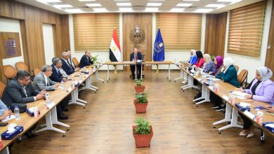 صورة رئيس هيئة الدواء المصرية يستقبل ممثلي شركات التوزيع لمراجعة الموقف التنفيذي للمبادرة