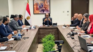 صورة نائب وزير الإسكان يعقد اجتماعًا لمناقشة الاستفادة القصوي من إنتاج مجمع محطات تحلية مياه البحر بالعين السخنة
