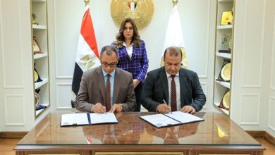 صورة وزيرة التنمية المحلية تشهد توقيع عقد توريد مجزرين متنقلين لذبح الماشية في المناطق النائية والحدودية
