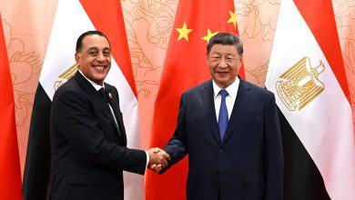 صورة الرئيس الصيني يستقبل رئيس الوزراء المصري  بقصر الضيافة بمدينة “تيانجبن”
