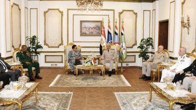 صورة الفريق أول  عبدالمجيد صقر  يلتقى وزير الدفاع والخدمة الوطنية التنزانية …