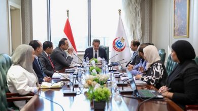 صورة وزير الصحة يعقد اجتماعاً مع هيئتي “التأمين الصحي الشامل والرعاية الصحية”لمتابعة مستوى جودة الخدمات المقدمة للمواطنين
