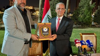 صورة السفير العراقي يلتقي بأعضاء الهيئة الإدارية ولاعبي نادي الزوراء .