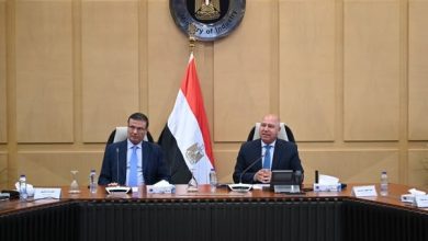 صورة “الوزير” و “فاروق” يبحثان توطين صناعة الكتان في مصر