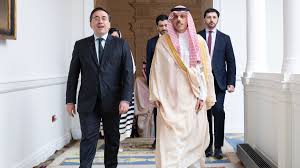 صورة وزير الخارجية السعودي يناقش مع نظيره الأسباني تطورات الأوضاع في غزة وتداعياتها الأمنية والإنسانية