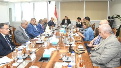 صورة وزير الإسكان يعقد اجتماعًا مع الشركات المنفذة لمشروع حدائق تلال الفسطاط