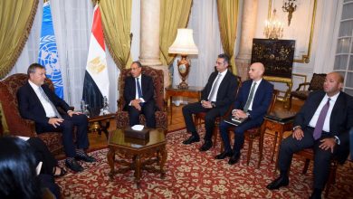 صورة وزير الخارجية يندد بالتشريعات الإسرائيلية غير الشرعية الرامية لإنهاء عمل وكالة “الأونروا”