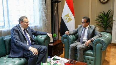 صورة وزير الصحة والسكان يستقبل رئيس الجهاز المركزي للتنظيم والإدارة لتعزيز التعاون الثنائي