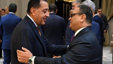 صورة مجلس الوزراء يكرم الأمين العام السابق للمجلس ويهنئ الأمين الجديد بتوليه المسئولية