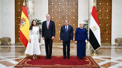 صورة الرئيس السيسي وقرينته يقيمان مأدبة عشاء على شرف ملك وملكة إسبانيا ويصطحباهما في جولة بالأهرامات وأبو الهول
