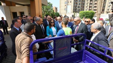 صورة وزيرة التنمية المحلية ومحافظ الجيزة يسلمان دفعه أولي من ٥٠ تروسيكل لدعم منظومة النظافة بالمحافظة