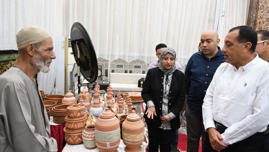 صورة رئيس الوزراء يتفقد معرض صناعات الحرف اليدوية والتراثية بقرية شمّا بأشمون