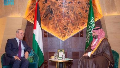 صورة ولي العهد السعودي يستقبل نائب رئيس دولة فلسطين لبحث تطورات الاحداث الفلسطينية