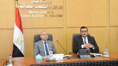 صورة وزير الإسكان يستعرض مع محافظ القاهرة الموقف التنفيذي لعدد من المشروعات