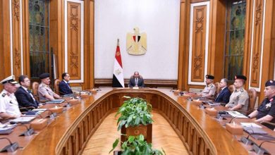 صورة الرئيس السيسي يلتقي مدبولي ووزراء الدفاع والإنتاج الحربي والداخلية