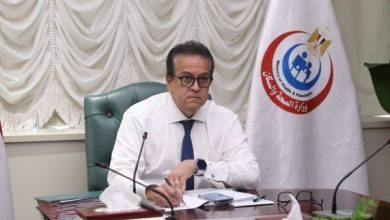 صورة وزير الصحة يتابع خروج 26 مصابا من حادث حريق مصنع المحلة للملابس