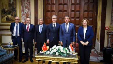 صورة وفدٌ برلمانيٌّ تركيٌّ كبيرٌ يزور معبرَ رفح، تضامنًا مع أهالي غزةَ الأبرياءَ والضحاياَ في مواجهةِ المجازر والمجاعةِ والحربِ المستمرةِ في غزة.