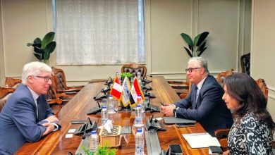 صورة رئيس اقتصادية قناة السويس يعرض على سفير “بيرو” الفرص الاستثمارية المتاحة بالمنطقة