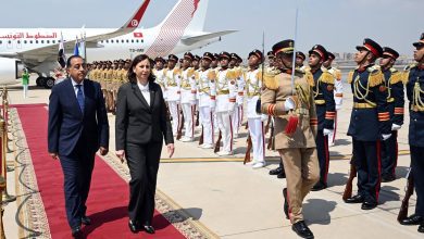 صورة رئيس الوزراء يستقبل نظيرته التونسية بمطار القاهرة الدولي