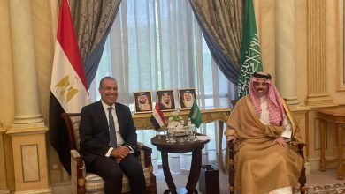 صورة وزير الخارجية يجري مباحثات مع نظيره السعودي لتعزيز التعاون الثنائي وبحث التطورات الإقليمية