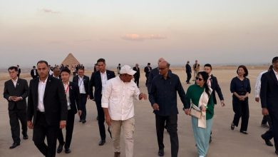 صورة المتحف المصري الكبير ومنطقة أهرامات الجيزة يستقبلان رئيس جمهورية سنغافورة وحرمه