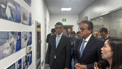 صورة وزير الصحة يلتقي ممثلي مركز «نينغبو» للباثولوجيا الإكلينيكية التشخيصي بالصين ويجري جولة تفقدية بالمركز