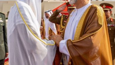 صورة محمد بن زايد يصل إلى صلالة.. والسلطان هيثم بن طارق  في مقدمة مستقبليه