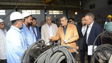صورة وزير الإنتاج الحربي يتابع مراحل تصنيع الطلمبات الغاطسة بشركة قها للصناعات الكيماوية (مصنع 270 الحربي)