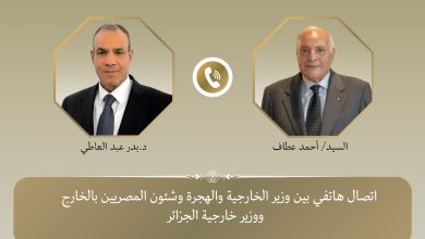 صورة وزير الخارجية يبحث مع نظيره الجزائر بحث التعاون الثنائي و القضايا الإقليمية ذات الاهتمام المشترك