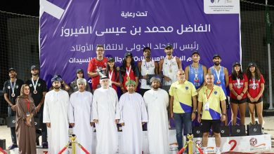 صورة تتويج سلطنة عُمان بطلاً للعرب في الكرة الطائرة الشاطئية