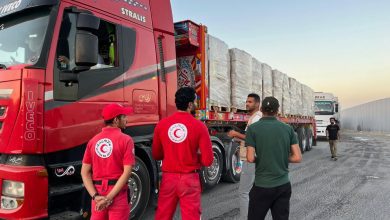 صورة الهلال الأحمر المصري يدفع نحو 1600 طن من المساعدات لغزة عبر مبادرة «زاد العزة»