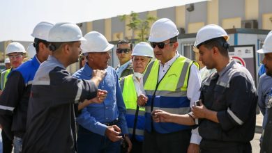 صورة وزير قطاع الأعمال العام يتفقد التشغيل التجريبي لمصنع بلوكات الأنود الكربونية بالعين السخنة