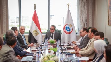 صورة وزير الصحة يبحث مع شركتي “تكنوويف” و”ميدبوت” إنشاء مراكز تدريب للجراحة الروبوتية في مصر