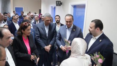 صورة رئيس “الرعاية الصحية” ومحافظ أسوان يُطلقان مبادرة “حكاية وردي” لدعم صحة المرأة