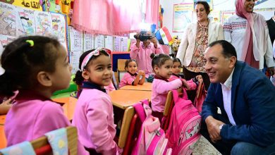 صورة مدبولي يغير مسار جولته بمحافظة السويس ويتفقد مدرسة “محمد حافظ” الابتدائية ويشيد بسير العملية التعليمية والانضباط
