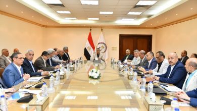 صورة وزير الإنتاج الحربى يتابع مع رؤساء الشركات موقف المشروعات الجارى تنفيذها